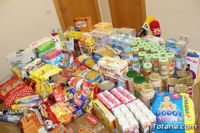 Empleados públicos hacen entrega a Cáritas de ambas parroquias de los alimentos y productos de aseo recogidos para la población infantil, Foto 2