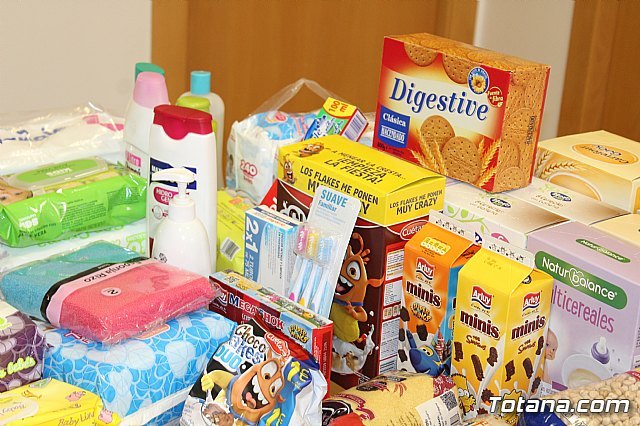 Empleados públicos hacen entrega a Cáritas de ambas parroquias de los alimentos y productos de aseo recogidos para la población infantil, Foto 3