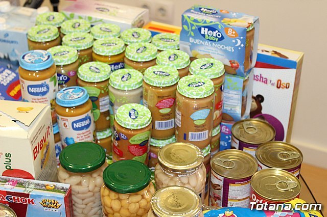 Empleados públicos hacen entrega a Cáritas de ambas parroquias de los alimentos y productos de aseo recogidos para la población infantil, Foto 4