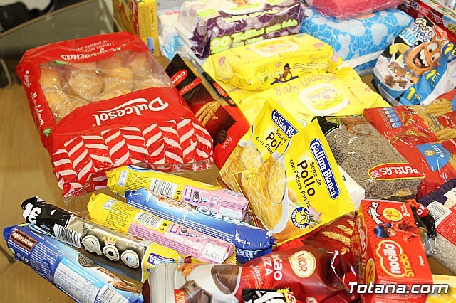 Empleados públicos hacen entrega a Cáritas de ambas parroquias de los alimentos y productos de aseo recogidos para la población infantil, Foto 5
