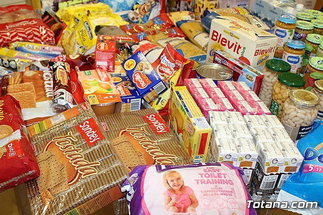 Empleados públicos hacen entrega a Cáritas de ambas parroquias de los alimentos y productos de aseo recogidos para la población infantil, Foto 6