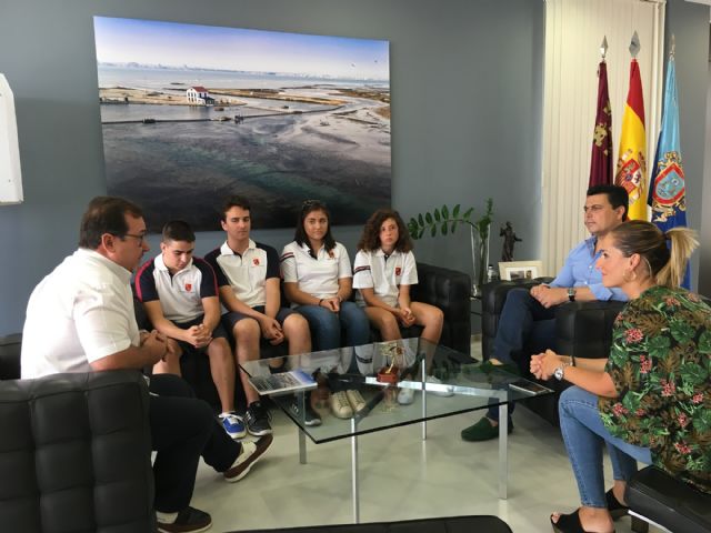 El alcalde recibe a varios jóvenes deportistas destacados en Judo y Lucha - 1, Foto 1
