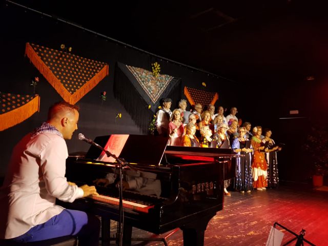 Los mayores del hogar cierran el curso de coro y baile con “El amor casi siempre es maravilloso” - 1, Foto 1