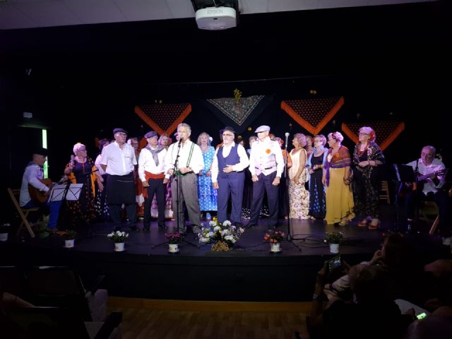 Los mayores del hogar cierran el curso de coro y baile con “El amor casi siempre es maravilloso” - 2, Foto 2