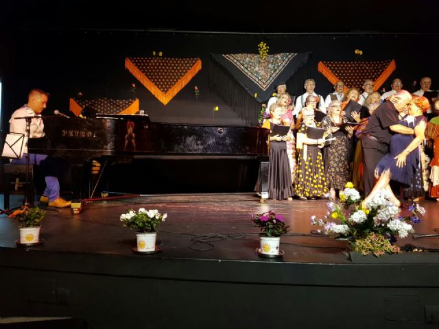 Los mayores del hogar cierran el curso de coro y baile con “El amor casi siempre es maravilloso” - 3, Foto 3