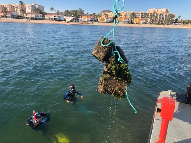Medio Ambiente retira más de media docena de fondeos irregulares situados en la zona de baño de Playa Honda en La Manga - 1, Foto 1