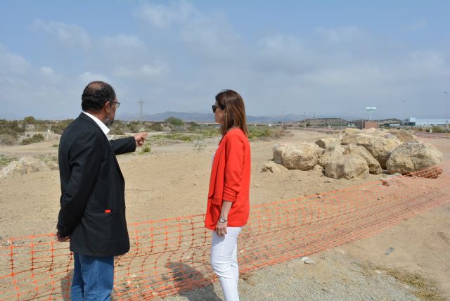 La alcaldesa y el edil de Urbanismo supervisan las obras de adecuación de la margen de la rambla del Cañarete - 1, Foto 1