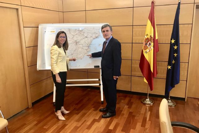 La alcaldesa entrega al secretario de Estado de Infraestructuras la propuesta sobre el AVE aprobada por el Pleno - 1, Foto 1