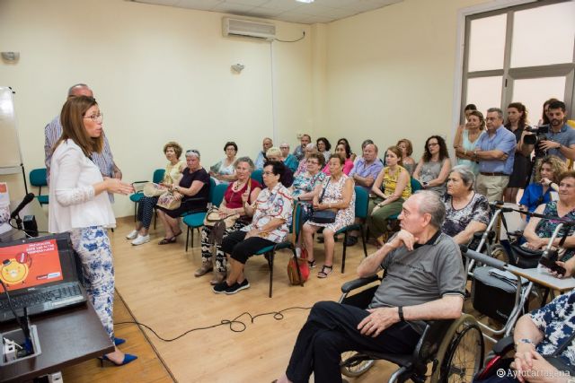 Los mayores vuelven al ´cole´ con la Escuela de Verano de Servicios Sociales - 1, Foto 1