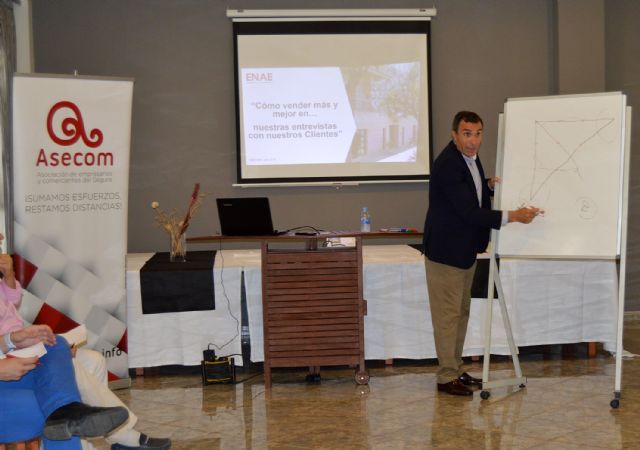 El director de desarrollo de negocio de ENAE enseña a los socios de ASECOM a vender más y mejor - 4, Foto 4