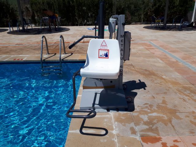 Se ha instalado en la piscina una silla de acceso para personas con movilidad reducida - 1, Foto 1