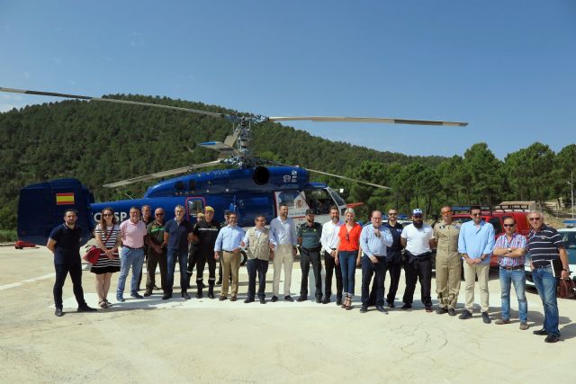 Las administraciones local, regional y central expresan en la base caravaqueña de La Alberquilla su unión y compromiso en la lucha contra los incendios forestales - 1, Foto 1