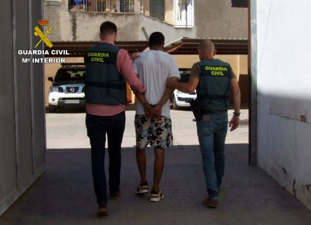 La Guardia Civil detiene en Totana a una persona dedicada a cometer robos con violencia, Foto 1
