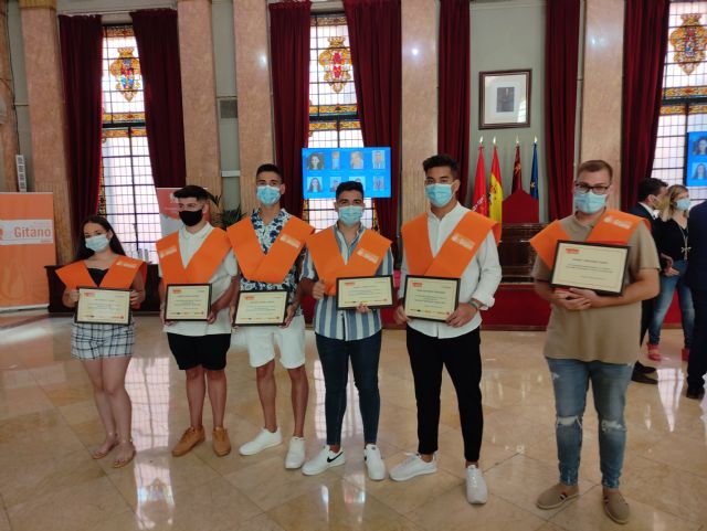 El Ayuntamiento distingue a ocho alumnos de Secretariado Gitano por el sobresfuerzo realizado para graduarse en ESO y Bachiller - 1, Foto 1