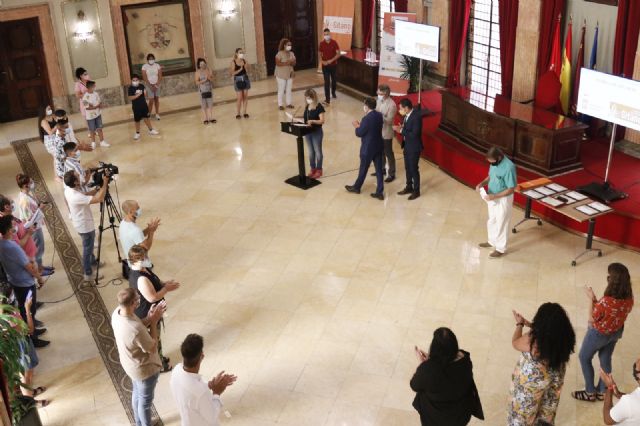 El Ayuntamiento distingue a ocho alumnos de Secretariado Gitano por el sobresfuerzo realizado para graduarse en ESO y Bachiller - 3, Foto 3