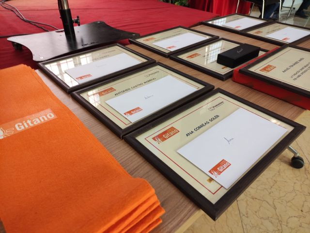 El Ayuntamiento distingue a ocho alumnos de Secretariado Gitano por el sobresfuerzo realizado para graduarse en ESO y Bachiller - 4, Foto 4