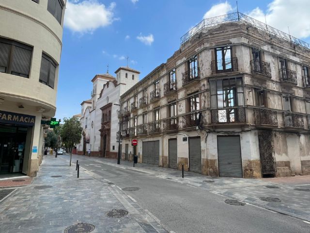 El Ayuntamiento de Lorca emite nuevas órdenes de ejecución para la limpieza y vallado de solares y para la retirada de elementos en mal estado de las fachadas - 2, Foto 2