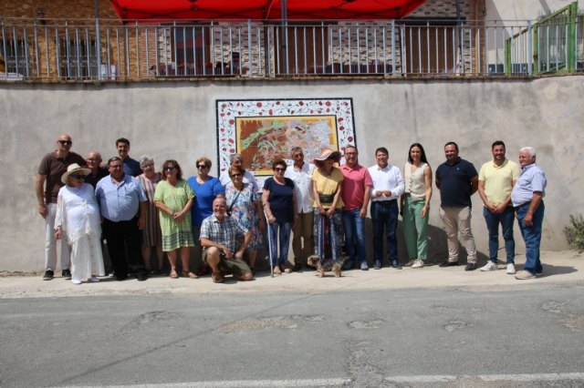 Un nuevo mural de cuerda seca hecho por los propios vecinos decora la entrada a la pedana de Gebas, Foto 2