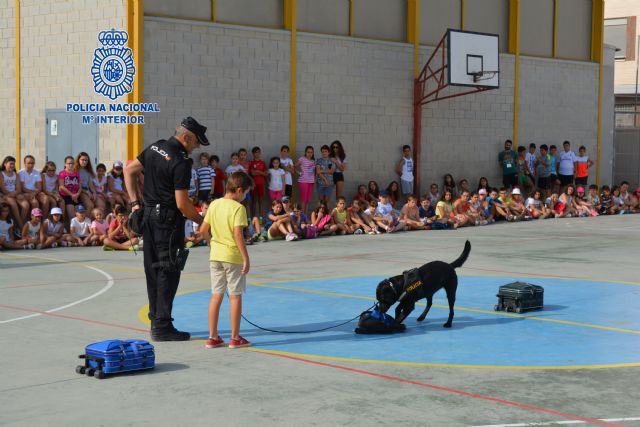 La Policía Nacional visitó a los alumnos de  la escuela de verano del CEIP San Lorenzo de Puente Tocinos - 1, Foto 1