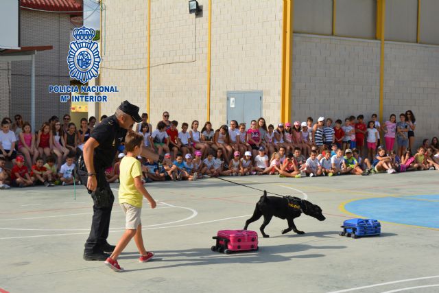 La Policía Nacional visitó a los alumnos de  la escuela de verano del CEIP San Lorenzo de Puente Tocinos - 2, Foto 2