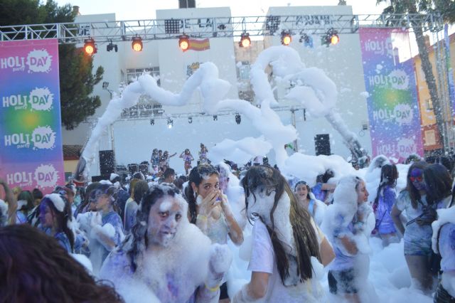 Un millar de personas se pintan de colores en la refrescante fiesta Holi Day Party de San Pedro del Pinatar - 1, Foto 1