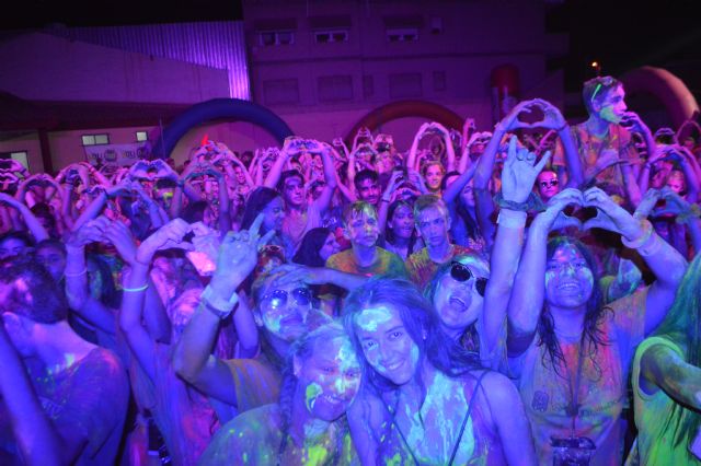 Un millar de personas se pintan de colores en la refrescante fiesta Holi Day Party de San Pedro del Pinatar - 2, Foto 2