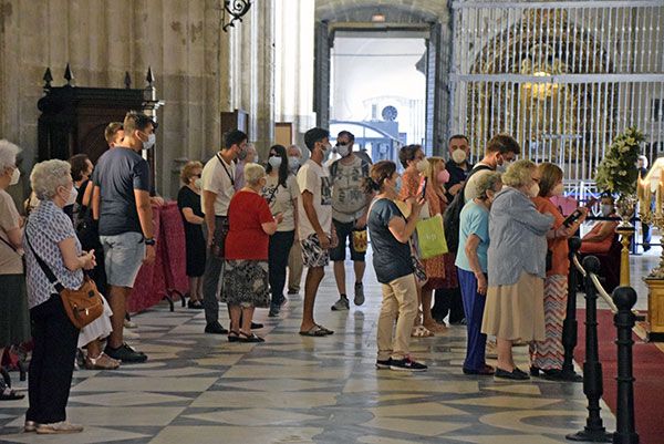 Veneración en sustitución del Besamanos a la Patrona de Sevilla y su Archidiócesis en la Seo de Sevilla - 1, Foto 1