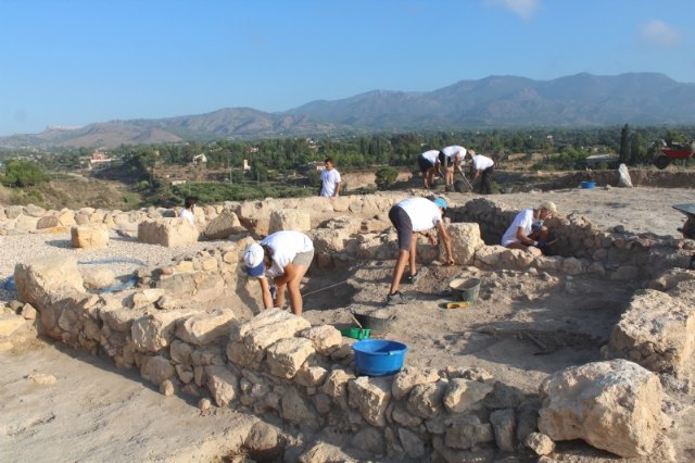 Cerca de una veintena de voluntarios participan hasta mañana en el VIII Campo de Trabajo Arqueológico en el yacimiento “Las Cabezuelas” - 1, Foto 1