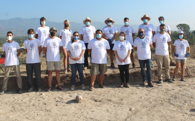 Cerca de una veintena de voluntarios participan hasta mañana en el VIII Campo de Trabajo Arqueológico en el yacimiento “Las Cabezuelas” - 2, Foto 2