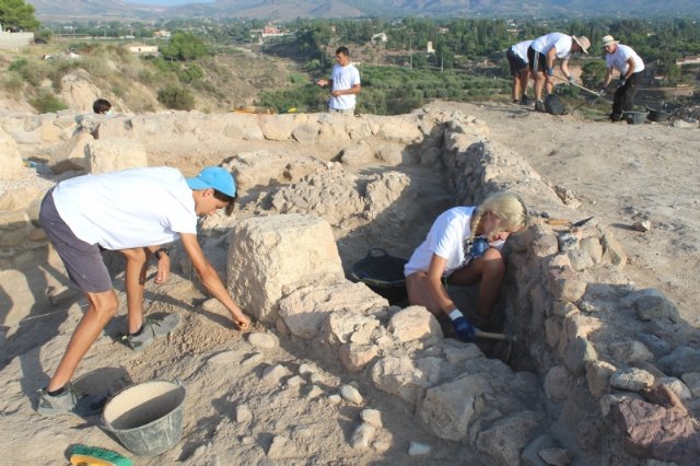 Cerca de una veintena de voluntarios participan hasta mañana en el VIII Campo de Trabajo Arqueológico en el yacimiento “Las Cabezuelas”, Foto 3