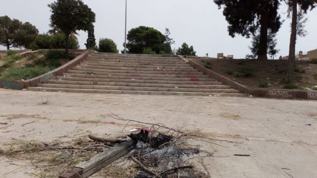 El parque Escipión de Los Barreros sufre botellones, hogueras y vandalismo ante la inacción municipal - 2, Foto 2