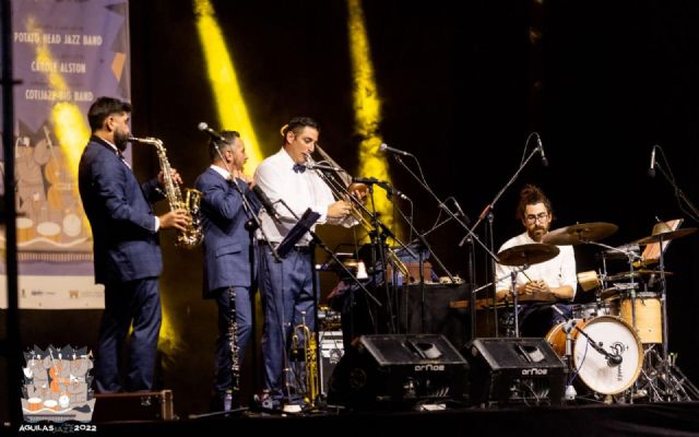 Arranca la segunda edición del Águilas Jazz 2022 con la actuación de Potato Head Jazz Band que hizo vibrar a los más de 225 asistentes en la plaza de Antonio Cortijos - 3, Foto 3