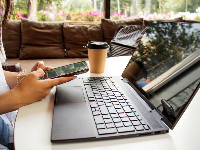 El 80 % de los empleados usa aplicaciones no autorizadas en su trabajo durante el verano - 1, Foto 1