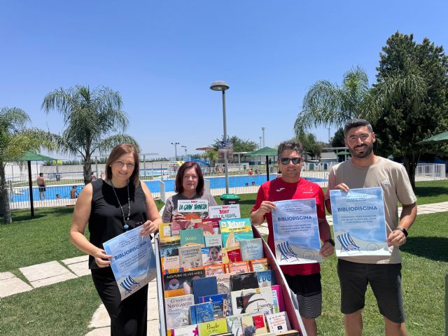 Durante el mes de agosto, el servicio de 'Bibliopiscina' seguirá en marcha para fomentar la lectura en las piscinas de verano de Puerto Lumbreras - 1, Foto 1