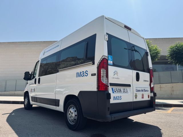 El Centro de Día Llano del Barco incorpora una nueva furgoneta adaptada para facilitar el traslado de sus usuarios - 2, Foto 2