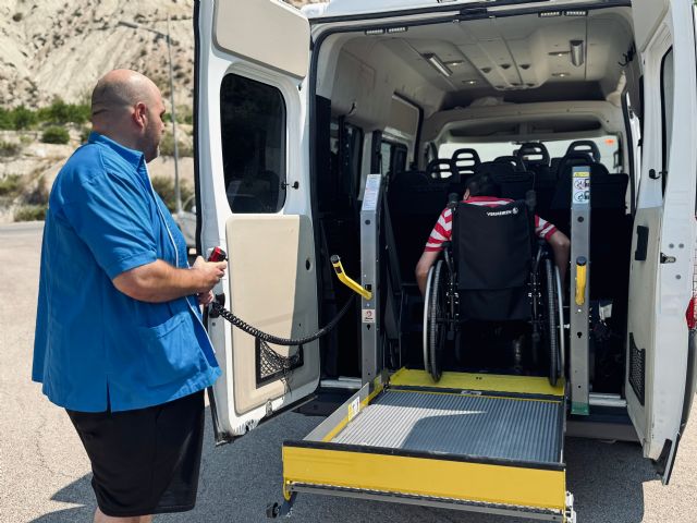 El Centro de Día Llano del Barco incorpora una nueva furgoneta adaptada para facilitar el traslado de sus usuarios - 3, Foto 3