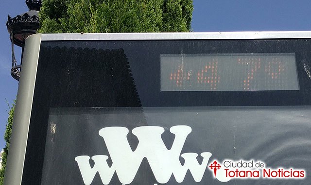 47º marca el termómetro en la Plaza de la Constitución de la Ciudad de Totana a las 15:00 horas