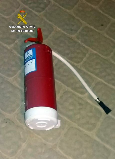 La Guardia Civil esclarece el lanzamiento de dos extintores desde un noveno piso en Playa Honda - 2, Foto 2