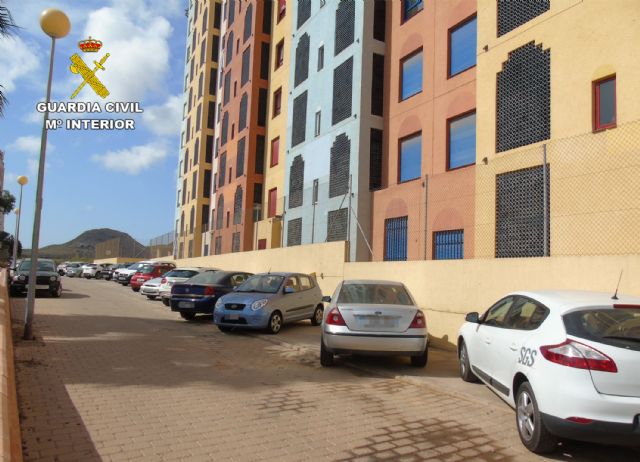 La Guardia Civil esclarece el lanzamiento de dos extintores desde un noveno piso en Playa Honda - 3, Foto 3