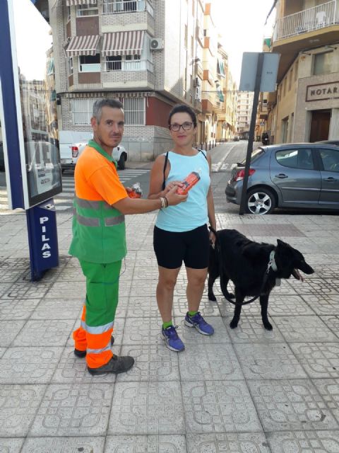 El Ayuntamiento lleva repartidos más de 5.000 botellines para eliminar los orines de mascotas de la vía pública - 1, Foto 1