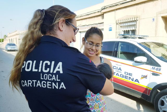 La Policía Local ayuda a una embarazada que se había puesto de parto - 1, Foto 1