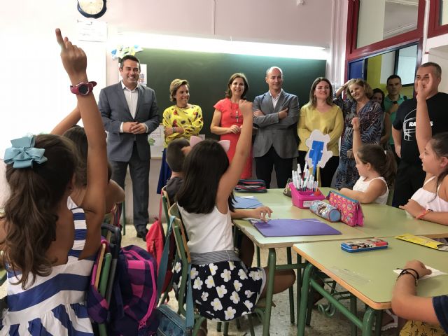 Martínez-Cachá visita el colegio Jacinto Benavente de Alcantarilla con motivo del inicio escolar - 1, Foto 1