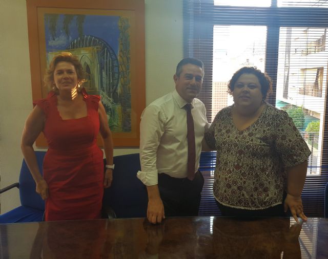  El alcalde de Alcantarilla, Joaquín Buendía, durante la firma del convenio con la presidenta de la Asociación de Comerciantes de Alcantarilla, María Dolores Cánovas., Foto 1