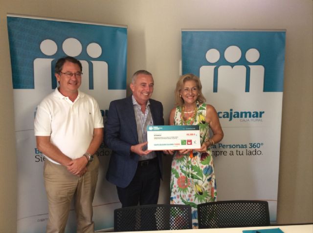 Empleados de Cajamar entregan una ayuda a Astrapace para niños con parálisis cerebral de Murcia - 1, Foto 1