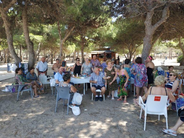 Autoridades municipales acompañan a los usuarios en la clausura del programa de viajes a la playa que organiza el Centro Municipal de Personas Mayores - 5, Foto 5