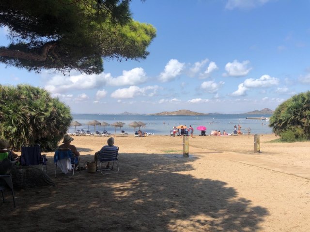 Autoridades municipales acompañan a los usuarios en la clausura del programa de viajes a la playa que organiza el Centro Municipal de Personas Mayores, Foto 6