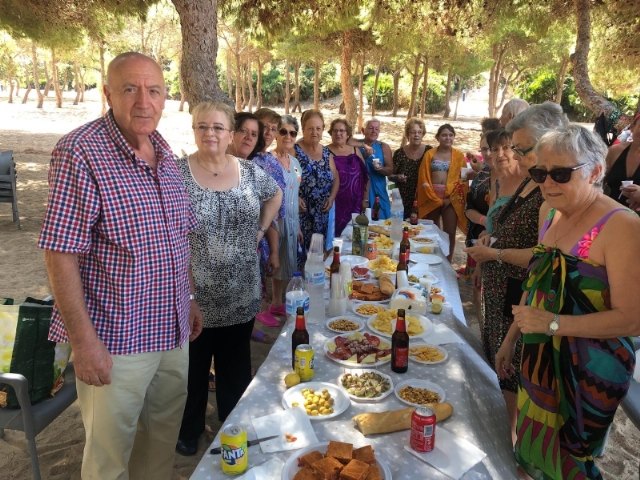 Autoridades municipales acompañan a los usuarios en la clausura del programa de viajes a la playa que organiza el Centro Municipal de Personas Mayores, Foto 7