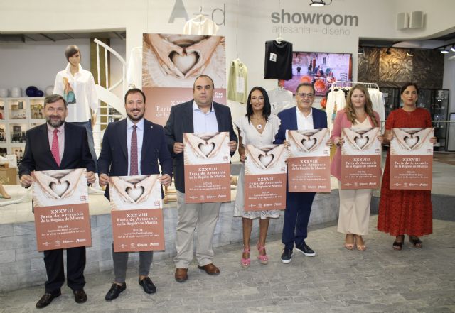 La consejera de Empresa, Empleo, Universidades y Portavocía, Valle Miguélez, presentó la Feria de Artesanía de la Región (Feramur), junto al vicealcalde de Lorca, Francisco Morales / CARM, Foto 1