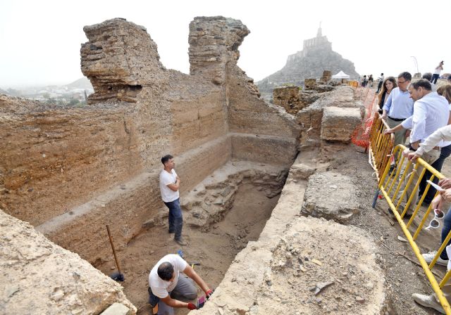Los visitantes contemplan por primera vez el avance de los trabajos arqueológicos en el Castillejo de Monteagudo - 4, Foto 4