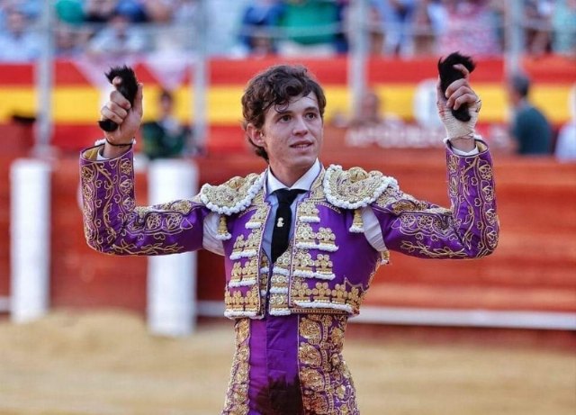 El Ayuntamiento realizará mañana un reconocimiento institucional al torero totanero, Jorge Martínez, que tomó la alternativa hace unos días en la Feria de Almería